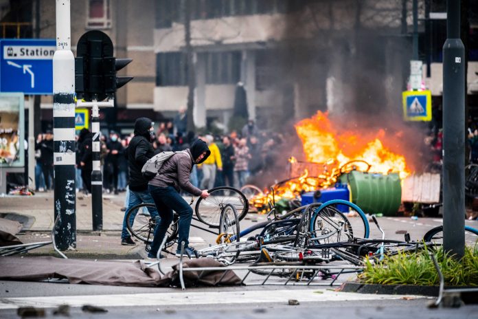 Police clashes with anti-lockdown protesters