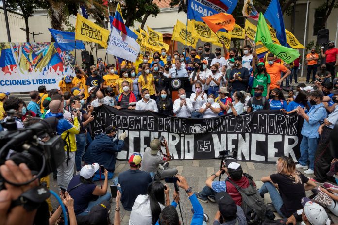 Juventud opositora exige un cambio en Venezuela y chavistas piden continuidad