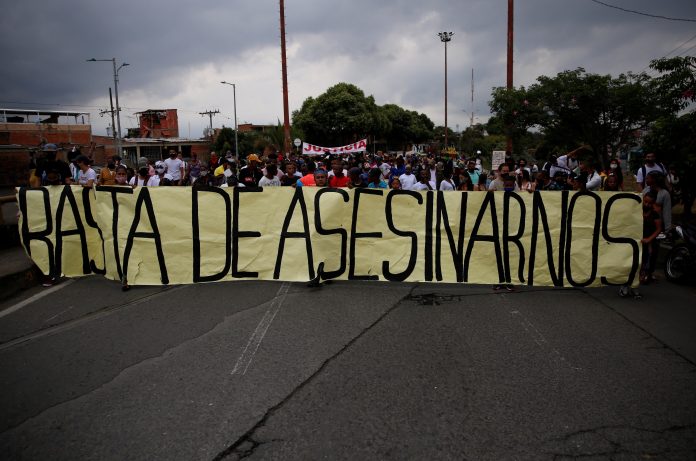 Casos. Personas protestan exigiendo justicia por la masacre de cinco menores de edad el pasado 11 de agosto de 2020 en Cali (Colombia). (EFE) Casos. Personas protestan exigiendo justicia por la masacre de cinco menores de edad el pasado 11 de agosto de 2020 en Cali (Colombia). (EFE)