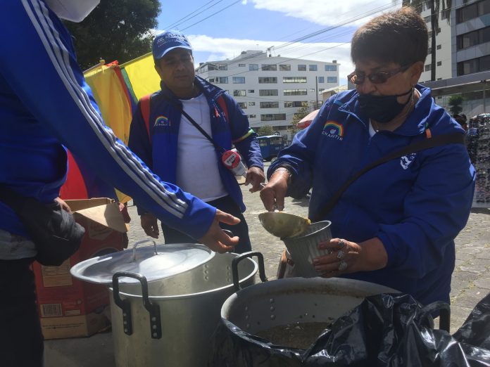 CONCENTRACIÓN. El dirigente indígena Yaku Pérez agradeció a los presentes, micrófono en mano, desde los altos de la esfera del parque El Arbolito, el viernes pasado. CONCENTRACIÓN. El dirigente indígena Yaku Pérez agradeció a los presentes, micrófono en mano, desde los altos de la esfera del parque El Arbolito, el viernes pasado.
