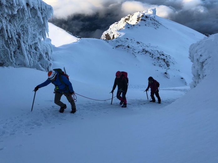 Opción. Por ser al aire libre, el montañismo se ha convertido en una actividad que gana adeptos, en tiempos de pandemia. (Foto Cortesía: Ascenso al Cotopaxi) Opción. Por ser al aire libre, el montañismo se ha convertido en una actividad que gana adeptos, en tiempos de pandemia. (Foto Cortesía: Ascenso al Cotopaxi)