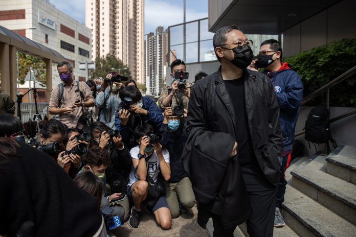 MORDAZA. El activista y profesor de derecho Benny Tai Yiu-ting (der.) se presenta ante la policía de Hong Kong, luego de ser incluido en la última lista de imputados por “conspiración de subversión”. MORDAZA. El activista y profesor de derecho Benny Tai Yiu-ting (der.) se presenta ante la policía de Hong Kong, luego de ser incluido en la última lista de imputados por “conspiración de subversión”.