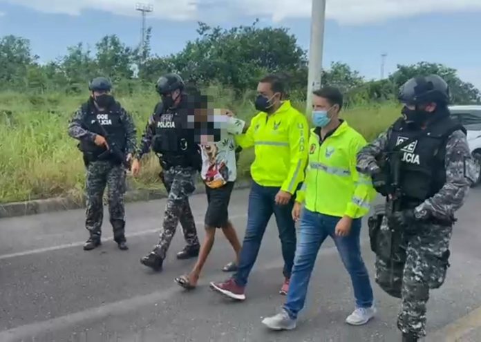 Pie de foto.Momento. Policía Nacional durante la detención de alias ‘Alvarito’ sospechoso de haber asesinado a Efraín Ruales.
