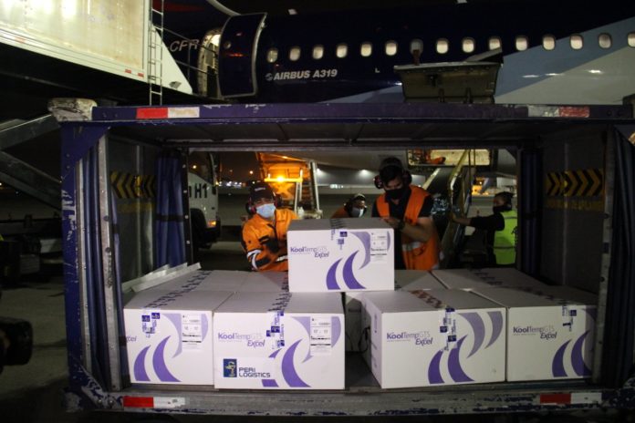Lugar. Desembarque de la donación de vacunas, en el aeropuerto de José Joaquín de Olmedo (Guayaquil).