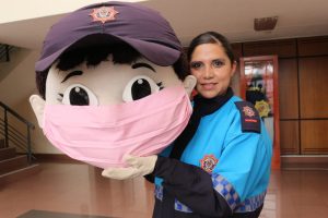 Labor. La Agente Metropolitana, Carina Ibujez Mora, lleva el mensaje de acatar las medidas de bioseguridad a la ciudadanía, especialmente a niñas y niños.