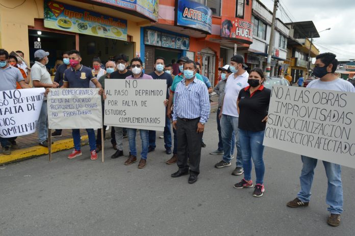 SITUACIÓN. Los comerciantes aseguraron que continuarán protestando hasta que las autoridades los visiten.