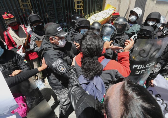BOLIVIA. Policías antidisturbios chocan con integrantes del grupo feminista Mujeres Creando durante una manifestación por el Día Internacional de la Mujer, en la Plaza Murillo, frente al Palacio de Gobierno en La Paz (Bolivia). BOLIVIA. Policías antidisturbios chocan con integrantes del grupo feminista Mujeres Creando durante una manifestación por el Día Internacional de la Mujer, en la Plaza Murillo, frente al Palacio de Gobierno en La Paz (Bolivia).