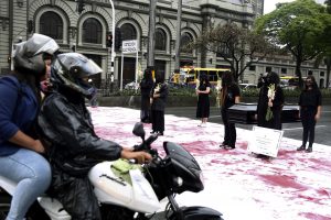 COLOMBIA. Un grupo de mujeres realiza un performance simbólico denominado "Vivas nos queremos".