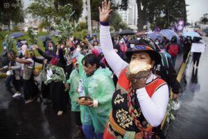 Ecuador. Movimientos feministas marcharon por las calles de Quito. Pese a la lluvia, aproximadamente 300 personas se hicieron eco frente a la violencia y desigualdad de género.