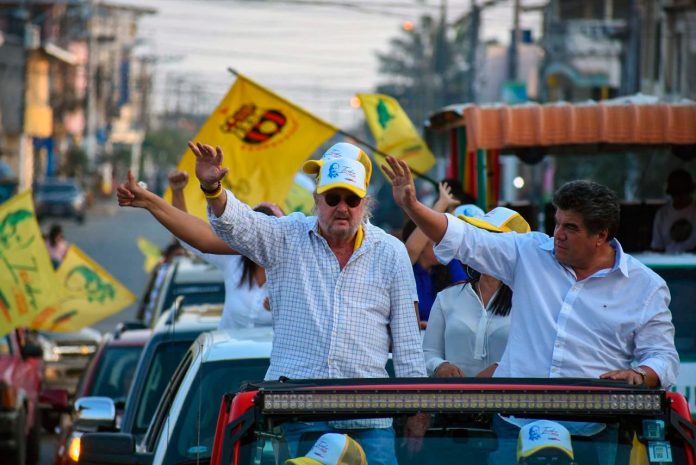 Isidro Romero, candidato por el partido Avanza, durante la campaña electoral previo a la primera vuelta electoral.