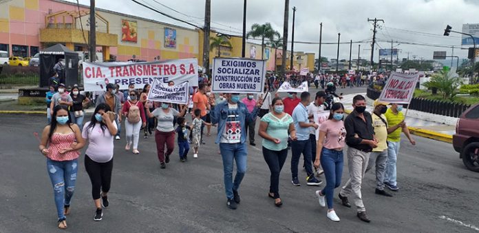 MANIFESTACIÓN. Con vuvuzelas, pitos, pancartas y consignas transportistas y comerciantes se pronunciaron