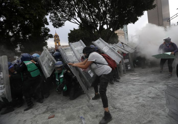 La Ciudad de México vivió una jornada con gran participación en las que estuvo presente la rabia de un país con cifras alarmantes de femicidios: 967 en 2020. (EFE) La Ciudad de México vivió una jornada con gran participación en las que estuvo presente la rabia de un país con cifras alarmantes de femicidios: 967 en 2020. (EFE)