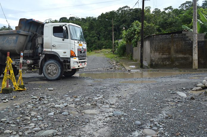 DAÑO. El caudal del agua que baja y recorre las calles las deteriora más, formándose grandes baches.