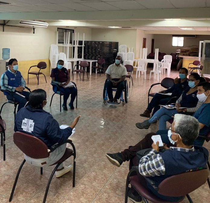 REUNIÓN. Delegados de instituciones que velan por los derechos de grupos prioritarios, realizarán exhortos para que los distritos de salud vuelvan a carnetizar.