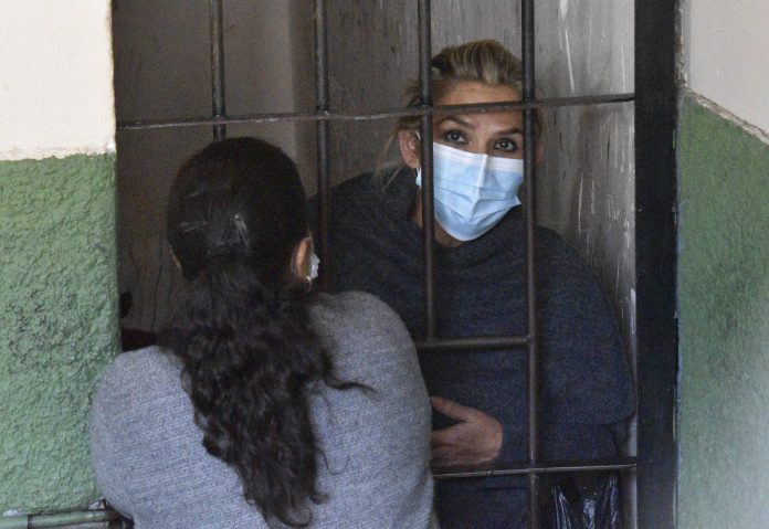 CÁRCEL. La expresidenta interina de Bolivia Jeanine Áñez se asoma desde las celdas de la Fuerza Especial de Lucha Contra el Crimen. CÁRCEL. La expresidenta interina de Bolivia Jeanine Áñez se asoma desde las celdas de la Fuerza Especial de Lucha Contra el Crimen.