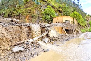 COLAPSO. Casas annegadas y vías destruidas entre otros efectos del invierno.