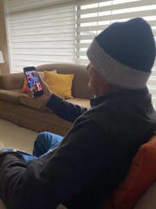 Adultos mayores se adaptaron a la tecnología ‘a la fuerza’ | Noticias de Buenaventura, Colombia y el Mundo