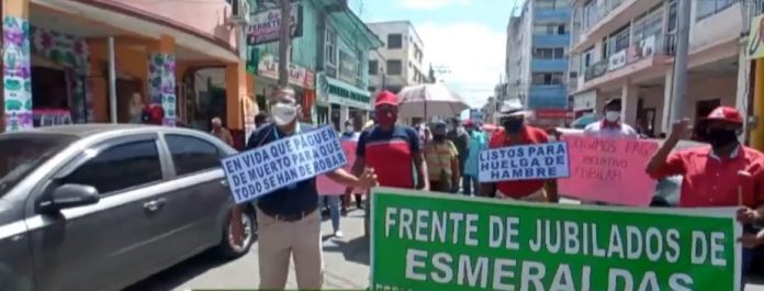 ESPERA. El Frente de Maestros Jubilados de Esmeraldas exige mediante protestas el pagos de incentivos jubilares.