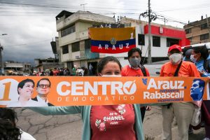 APOYO.Simpatizantes del candidato a la presidencia Andrés Araúz el 16 de marzo de 2021, en Quito. Foto. EFE