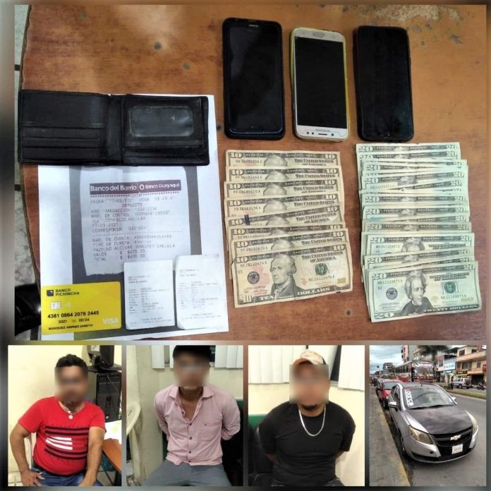 EVIDENCIAS. Agentes policiales detuvieron a 3 sujetos que minutos antes robaron en una tienda de la parroquia Monterrey