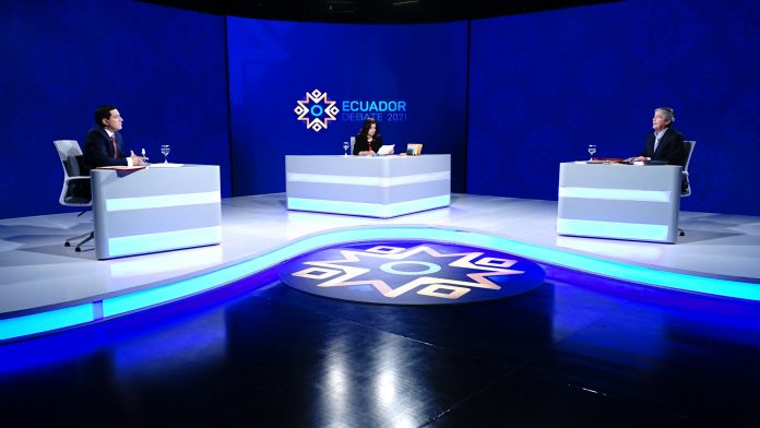 Guillermo Lasso y Andrés Arauz en la tarima del debate presidencial del domingo 21 de marzo de 2021. Foto. Cortesía CNE. Guillermo Lasso y Andrés Arauz en la tarima del debate presidencial del domingo 21 de marzo de 2021. Foto. Cortesía CNE.