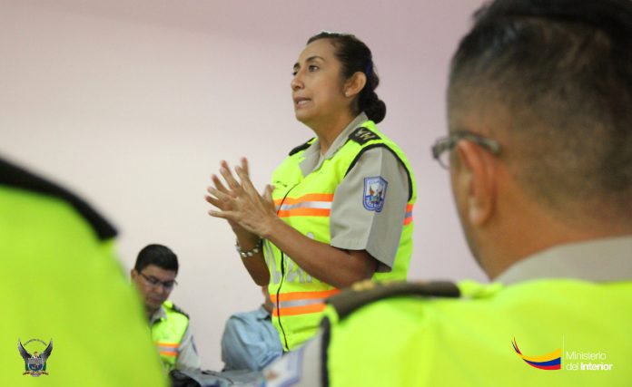 Tannya Varela, comandante general de la Policía Nacional, junto al ministro de Gobierno, Gabriel Martínez y los miembros del mando policial. Foto. Cortesía Ministerio de Gobierno.