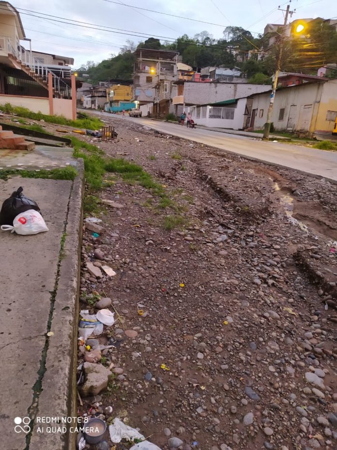 DIFICULTAD. Los vehículos tienen problemas para transitar por la calle 'Homero López' del barrio Chone.