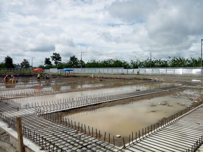 AVANCE. Pese a las lluvias que se registran en el cantón Quinindé, la obra no se paraliza, para que esté inaugurada en octubre de 2021.