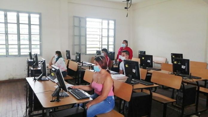 Lugar. La Universidad Central fue una de las 321 sedes habilitadas para que los estudiantes que no cuentan con internet o computadora rindan el examen de acceso a la universidad pública.