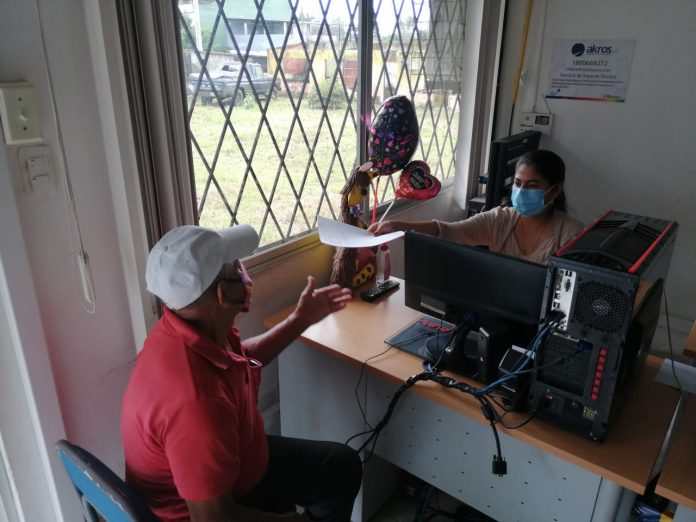 AYUDA. Muchos adultos mayores acuden a los Infocentros para obtener el documento para estar dentro del plan de vacunación.
