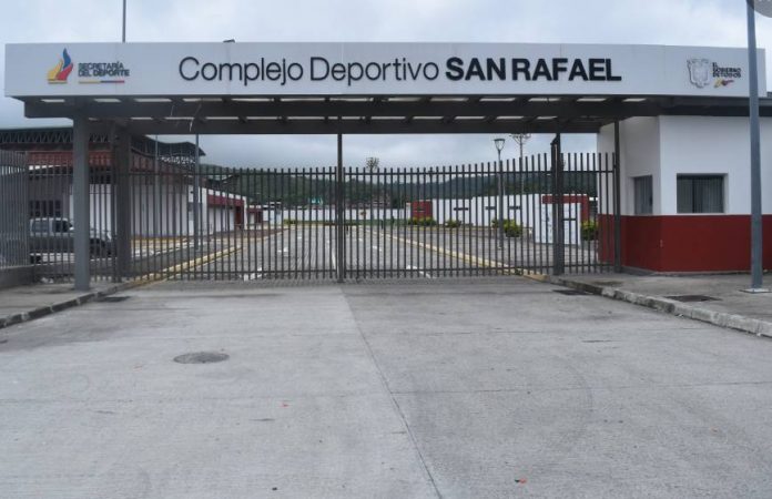COORDINACIÓN. Con una Radio Teletón a realizarse el 17 de abril, se busca recaudar dinero para pagar las deudas que tiene el complejo deportivo.