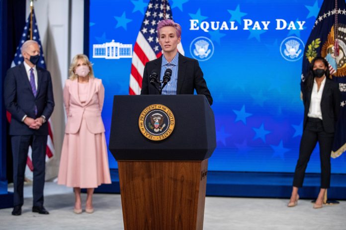 Denuncia. El presidente de EE.UU. y la primera dama escuchan a Megan Rapinoe, este 24 de marzo de 2021, en la Casa Blanca. (Foto: EFE) Denuncia. El presidente de EE.UU. y la primera dama escuchan a Megan Rapinoe, este 24 de marzo de 2021, en la Casa Blanca. (Foto: EFE)