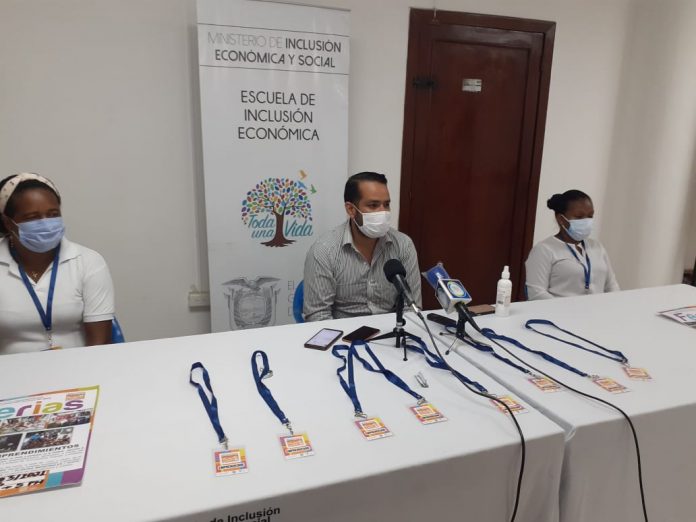 PREPARATIVOS. El director del MIES Paolo Calderoni, en una rueda de prensa explicó detalles de lo que será la feria ‘Nosotras Emprendemos”.