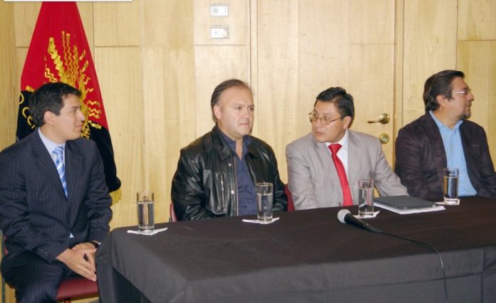 Andrés Arauz, junto a Diego Borja como presidente del Directorio del Banco Central, en 2010. Foto Archivo