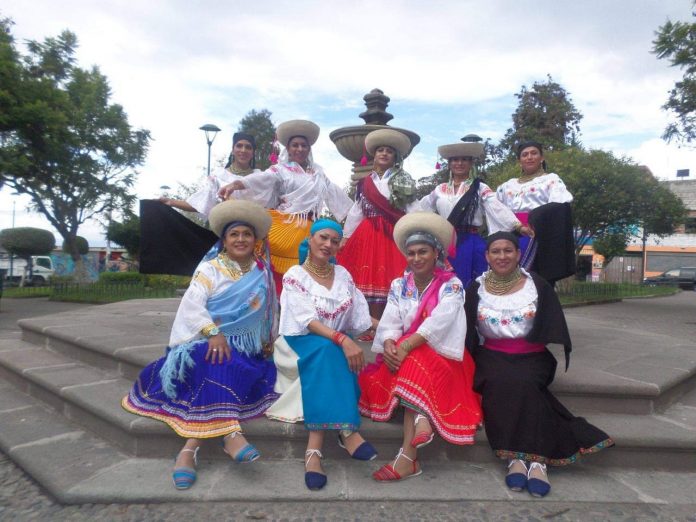 Presentación. ‘Ñuca trans’ en traje de cayambeñas y otavaleñas, en Yaruquí, en 2019. (Foto: Cortesía de Karla Yadira Rodríguez) Presentación. ‘Ñuca trans’ en traje de cayambeñas y otavaleñas, en Yaruquí, en 2019. (Foto: Cortesía de Karla Yadira Rodríguez)