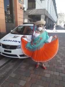 Atuendos. Katya Mishell Vásquez, creadora y fundadora de ‘Ñuca trans’, con su vestimenta de cayambeña y su mascarilla que fue realizada para las presentaciones en plena pandemia. (Foto: Cortesía de Katya Mishell Vásquez)
