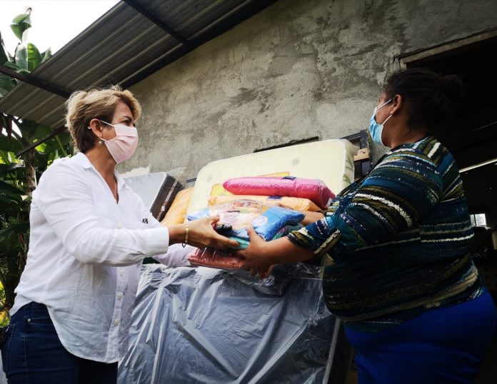 AYUDA. Elicenia Vélez de Saldarriaga entregó ayuda humanitaria a Yirabel Márquez Zambrano, quien perdió su casa en un incendio.