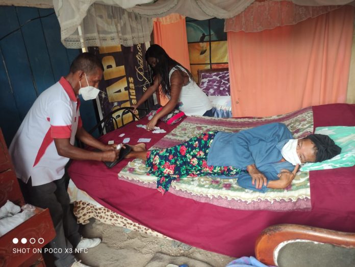 INFORTUNIO. La adulta mayor vive en la extrema pobreza, los familiares piden ayuda de las autoridades y a gente de buen corazón que quiera colaborar con medicinas y atención médica urgente.