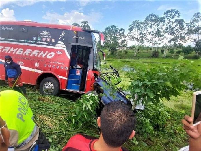 TRAGEDIA. Un choque entre un bus y una camioneta, ocurrió la tarde de ayer en el sector transervis de Quinindé.