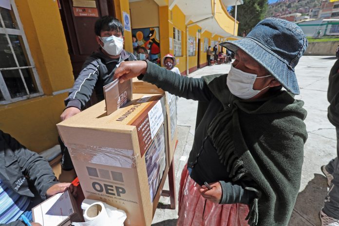 VOTOS. El 11 de abril coinciden elecciones en cuatro países de Sudamérica, en medio de una escalada de casos de Covid-19. VOTOS. El 11 de abril coinciden elecciones en cuatro países de Sudamérica, en medio de una escalada de casos de Covid-19.
