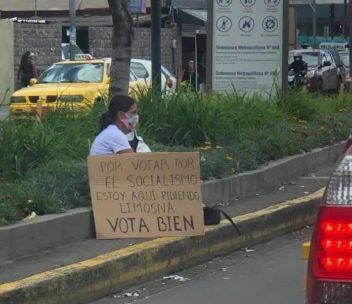CAMPAÑA. Carteles con la frase Campaña