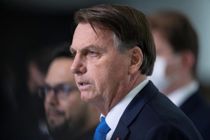Es la primera vez desde la recuperación de la democracia que cambia simultáneamente la jefatura civil y militar de las Fuerzas Armadas. La salida agrava la crisis de Gobierno emprendida por el presidente. Foto: EFE.