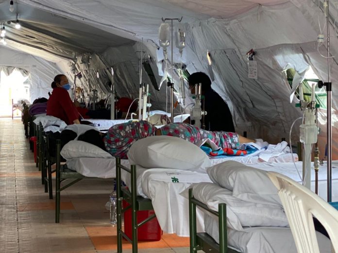 DECISIÓN. La expectativa de vida, edad o cómo llega un paciente a la emergencia son algunos de los criterios cuando se determina quién vive. DECISIÓN. La expectativa de vida, edad o cómo llega un paciente a la emergencia son algunos de los criterios cuando se determina quién vive.