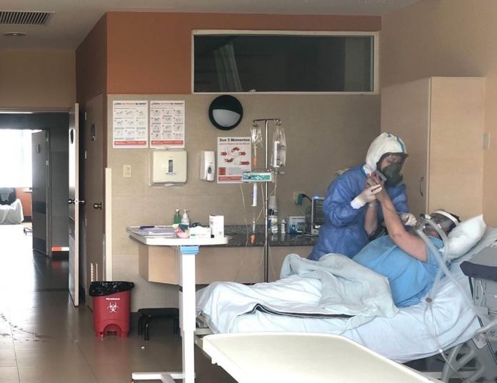 SITUACIÓN. Paciente con Covid-19 en área de cuidados intensivos en Carchi. (Foto: Ministerio de Salud) SITUACIÓN. Paciente con Covid-19 en área de cuidados intensivos en Carchi. (Foto: Ministerio de Salud)