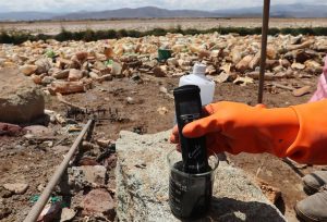 CONTROL. Un funcionario de la Unidad de Salud del Gobierno Municipal, mide la contaminación en el lago Uru Uru