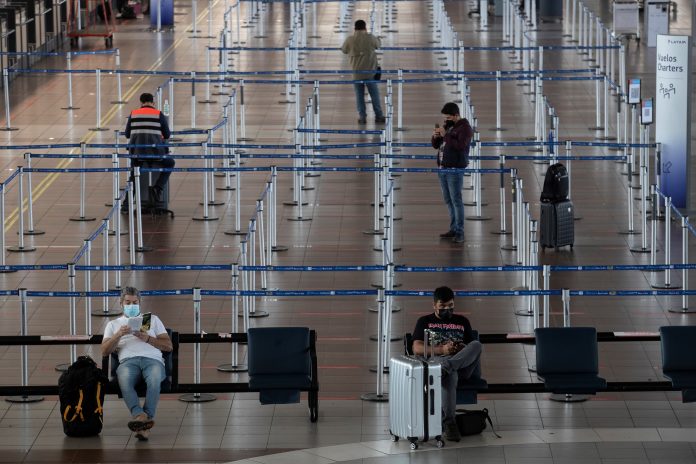 Vista hoy del Aeropuerto Internacional Arturo Merino Benítez casi vacío, después de que el Gobierno chileno decretara el cierre de fronteras durante al menos 30 días, ante el avance de la pandemia covid-19, en Santiago (Chile). EFE