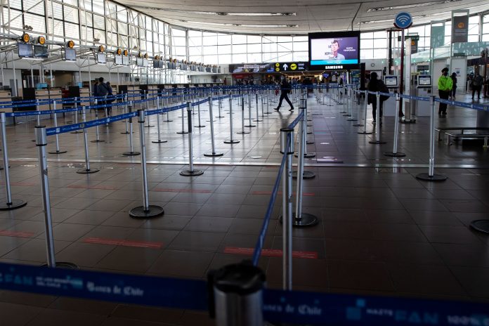Confinados. Así lucía este 5 de abril de 2021, el Aeropuerto Internacional Arturo Merino Benítez, después de que se decretara el cierre de fronteras durante al menos 30 días. Confinados. Así lucía este 5 de abril de 2021, el Aeropuerto Internacional Arturo Merino Benítez, después de que se decretara el cierre de fronteras durante al menos 30 días.