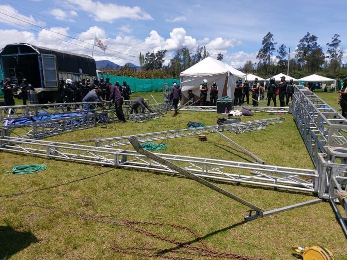 Intervención. Tarima, instrumentos musicales y equipos de audio se retiraron en Cotacachi. Se estima que 5.000 personas asistieron al evento. Intervención. Tarima, instrumentos musicales y equipos de audio se retiraron en Cotacachi. Se estima que 5.000 personas asistieron al evento.