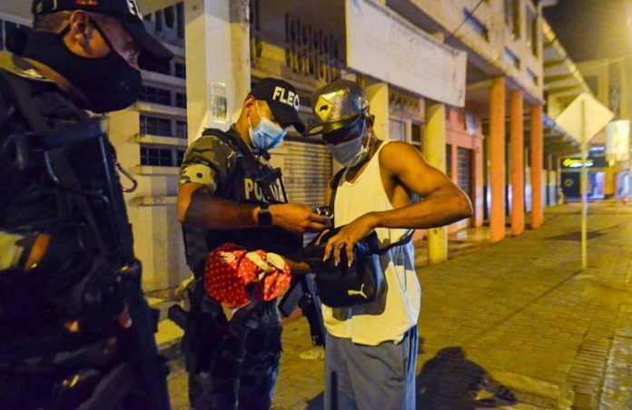CONTROLES. Muchas personas siguen irrespetando el toque de queda. Las autoridades dicen que continuarán con los operativos.