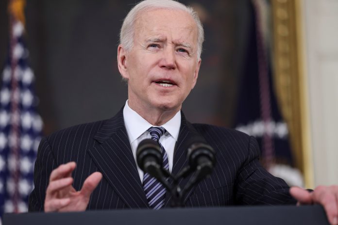 EE.UU. empezará este verano a compartir vacunas contra la covid-19 con otros países, dice Biden